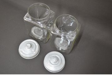 昭和レトロ　ガラス瓶2個セット(蓋付き、容器、硝子、ガラスビン)(R-047079)