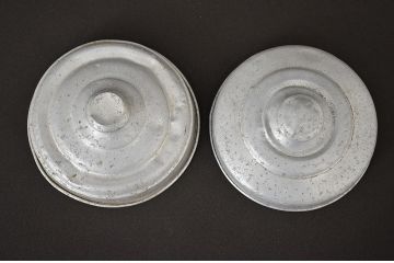 昭和レトロ　ガラス瓶2個セット(蓋付き、容器、硝子、ガラスビン)(R-047079)