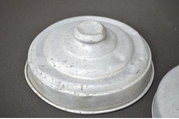 昭和レトロ　ガラス瓶2個セット(蓋付き、容器、硝子、ガラスビン)(R-047079)