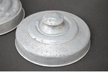 昭和レトロ　ガラス瓶2個セット(蓋付き、容器、硝子、ガラスビン)(R-047079)