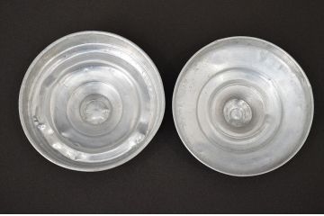 昭和レトロ　ガラス瓶2個セット(蓋付き、容器、硝子、ガラスビン)(R-047079)