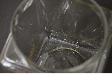 昭和レトロ　ガラス瓶2個セット(蓋付き、容器、硝子、ガラスビン)(R-047079)