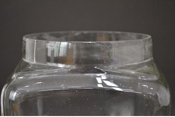 昭和レトロ　ガラス瓶2個セット(蓋付き、容器、硝子、ガラスビン)(R-047079)