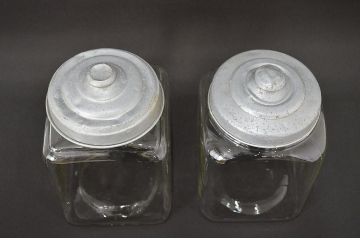 昭和レトロ　ガラス瓶2個セット(蓋付き、容器、硝子、ガラスビン)(R-047079)