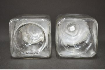 昭和レトロ　ガラス瓶2個セット(蓋付き、容器、硝子、ガラスビン)(R-047079)
