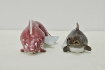 高木鳳子作　金魚一対　置物　共箱(磁器)(R-047087)