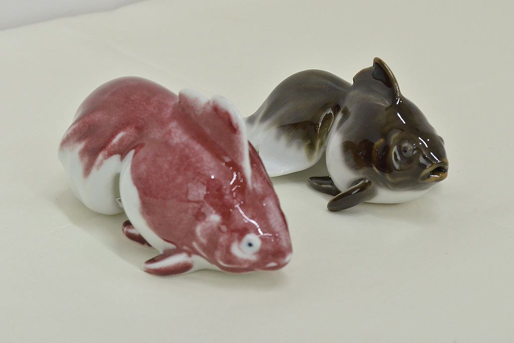 高木鳳子作　金魚一対　置物　共箱(磁器)(R-047087)