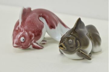 高木鳳子作　金魚一対　置物　共箱(磁器)(R-047087)