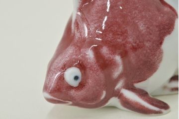 高木鳳子作　金魚一対　置物　共箱(磁器)(R-047087)