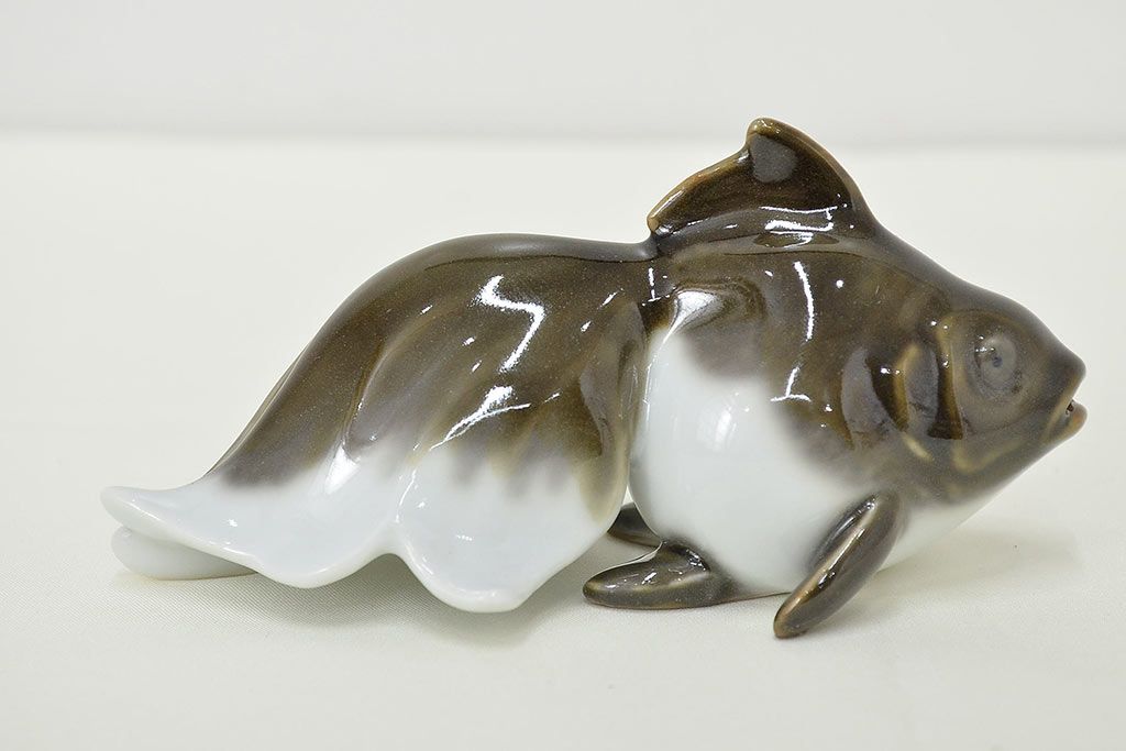 高木鳳子作　金魚一対　置物　共箱(磁器)(R-047087)
