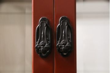 中古　民芸家具　ディスプレイにおすすめ!朱塗りが上品なミラー付き飾り棚(キャビネット、和タンス)(R-047091)