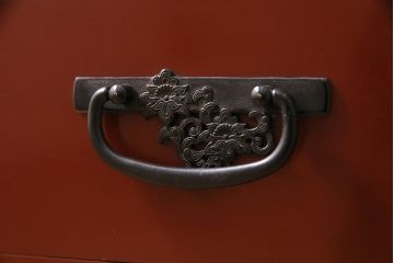 中古　民芸家具　ディスプレイにおすすめ!朱塗りが上品なミラー付き飾り棚(キャビネット、和タンス)(R-047091)