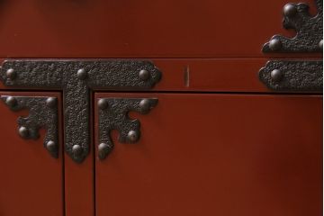 中古　民芸家具　ディスプレイにおすすめ!朱塗りが上品なミラー付き飾り棚(キャビネット、和タンス)(R-047091)