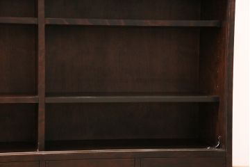 中古　旭川家具　北樹シリーズ　150K　樺材の濃い色合いが美しい茶棚(定価約27万円)(食器棚、サイドボード、収納棚)(R-047092)