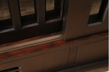 中古　旭川家具　北樹シリーズ　150K　樺材の濃い色合いが美しい茶棚(定価約27万円)(食器棚、サイドボード、収納棚)(R-047092)