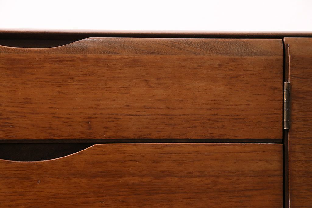 北欧ヴィンテージ　チーク材　丸みを帯びた取っ手がお洒落なサイドボード(収納棚、ビンテージ)(R-047093)