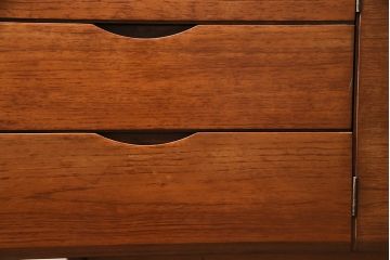 北欧ヴィンテージ　チーク材　丸みを帯びた取っ手がお洒落なサイドボード(収納棚、ビンテージ)(R-047093)