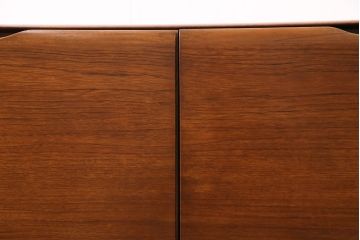 北欧ヴィンテージ　チーク材　丸みを帯びた取っ手がお洒落なサイドボード(収納棚、ビンテージ)(R-047093)