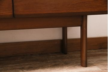 北欧ヴィンテージ　チーク材　丸みを帯びた取っ手がお洒落なサイドボード(収納棚、ビンテージ)(R-047093)