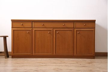 北欧ヴィンテージ　チーク材　木の温かみを感じるどっしりとしたサイドボード(収納棚、ビンテージ)(R-047094)