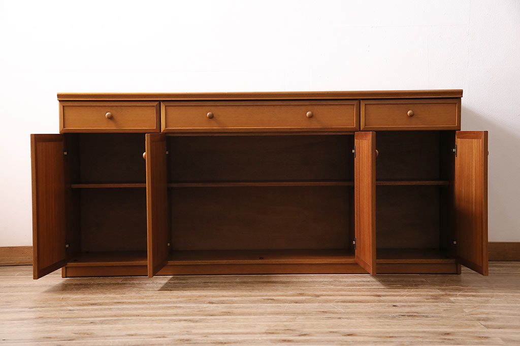 北欧ヴィンテージ　チーク材　木の温かみを感じるどっしりとしたサイドボード(収納棚、ビンテージ)(R-047094)