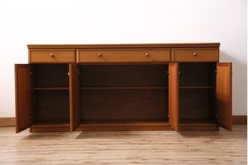 北欧ヴィンテージ　チーク材　木の温かみを感じるどっしりとしたサイドボード(収納棚、ビンテージ)(R-047094)