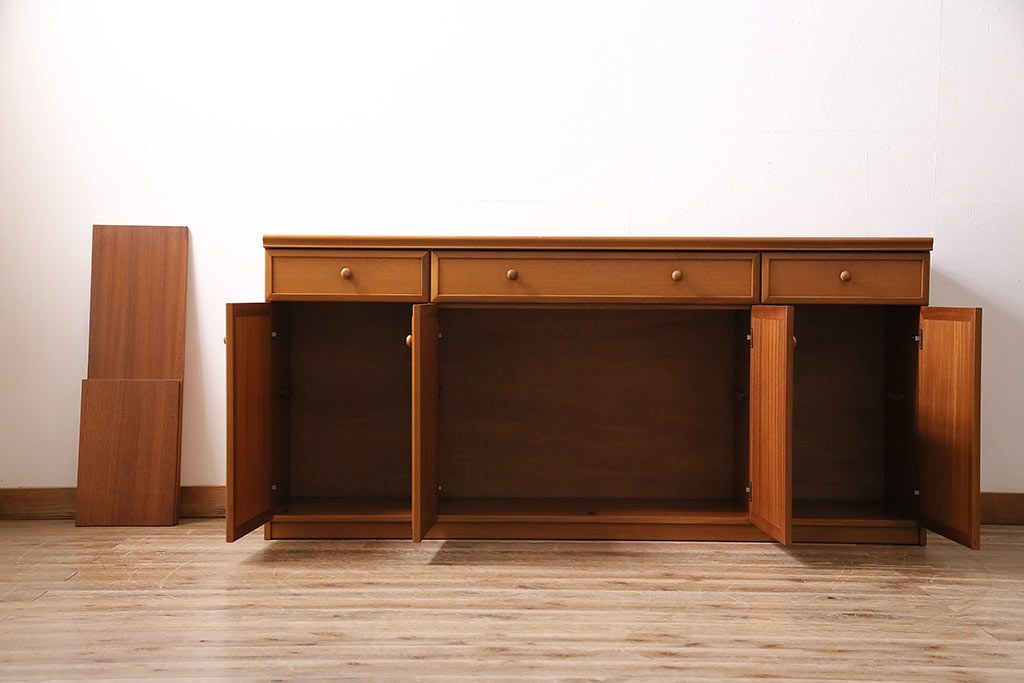 北欧ヴィンテージ　チーク材　木の温かみを感じるどっしりとしたサイドボード(収納棚、ビンテージ)(R-047094)