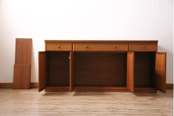 北欧ヴィンテージ　チーク材　木の温かみを感じるどっしりとしたサイドボード(収納棚、ビンテージ)(R-047094)