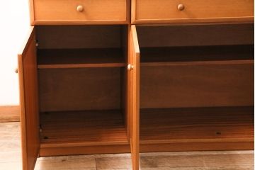 北欧ヴィンテージ　チーク材　木の温かみを感じるどっしりとしたサイドボード(収納棚、ビンテージ)(R-047094)