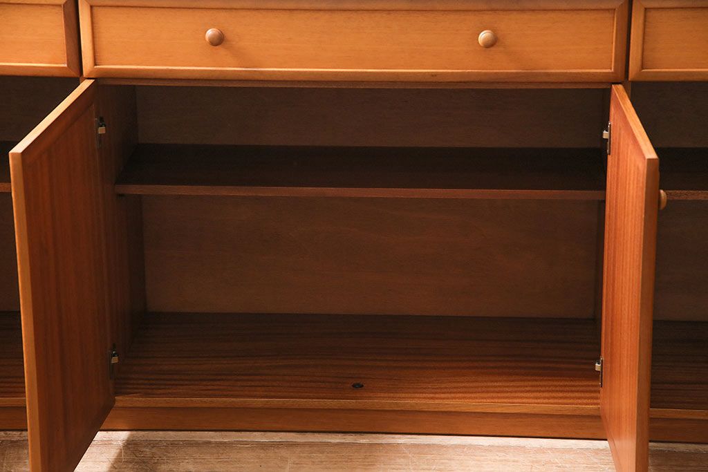 北欧ヴィンテージ　チーク材　木の温かみを感じるどっしりとしたサイドボード(収納棚、ビンテージ)(R-047094)