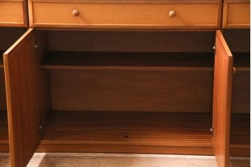 北欧ヴィンテージ　チーク材　木の温かみを感じるどっしりとしたサイドボード(収納棚、ビンテージ)(R-047094)