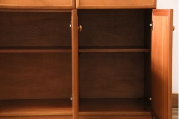 北欧ヴィンテージ　チーク材　木の温かみを感じるどっしりとしたサイドボード(収納棚、ビンテージ)(R-047094)