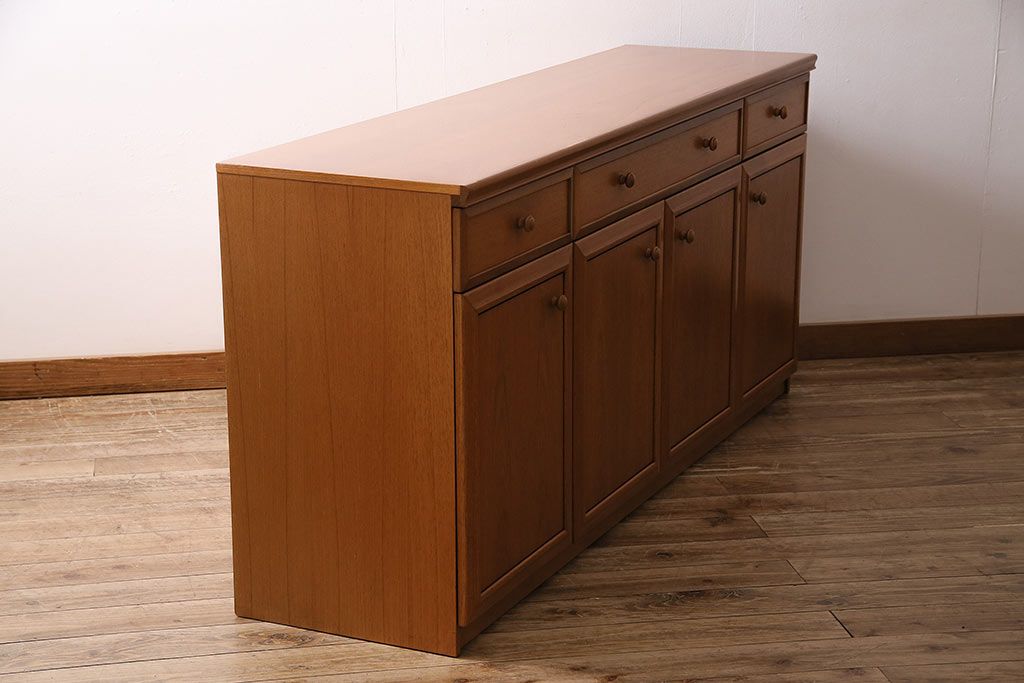 北欧ヴィンテージ　チーク材　木の温かみを感じるどっしりとしたサイドボード(収納棚、ビンテージ)(R-047094)