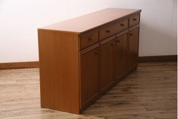 北欧ヴィンテージ　チーク材　木の温かみを感じるどっしりとしたサイドボード(収納棚、ビンテージ)(R-047094)
