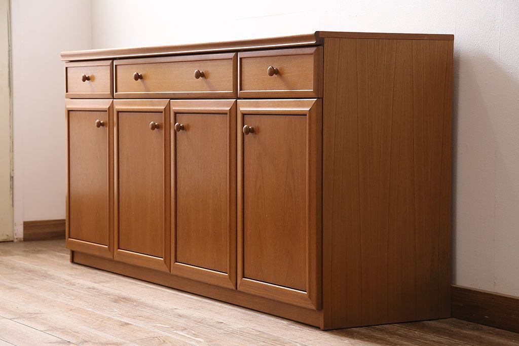 北欧ヴィンテージ　チーク材　木の温かみを感じるどっしりとしたサイドボード(収納棚、ビンテージ)(R-047094)