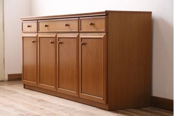 北欧ヴィンテージ　チーク材　木の温かみを感じるどっしりとしたサイドボード(収納棚、ビンテージ)(R-047094)