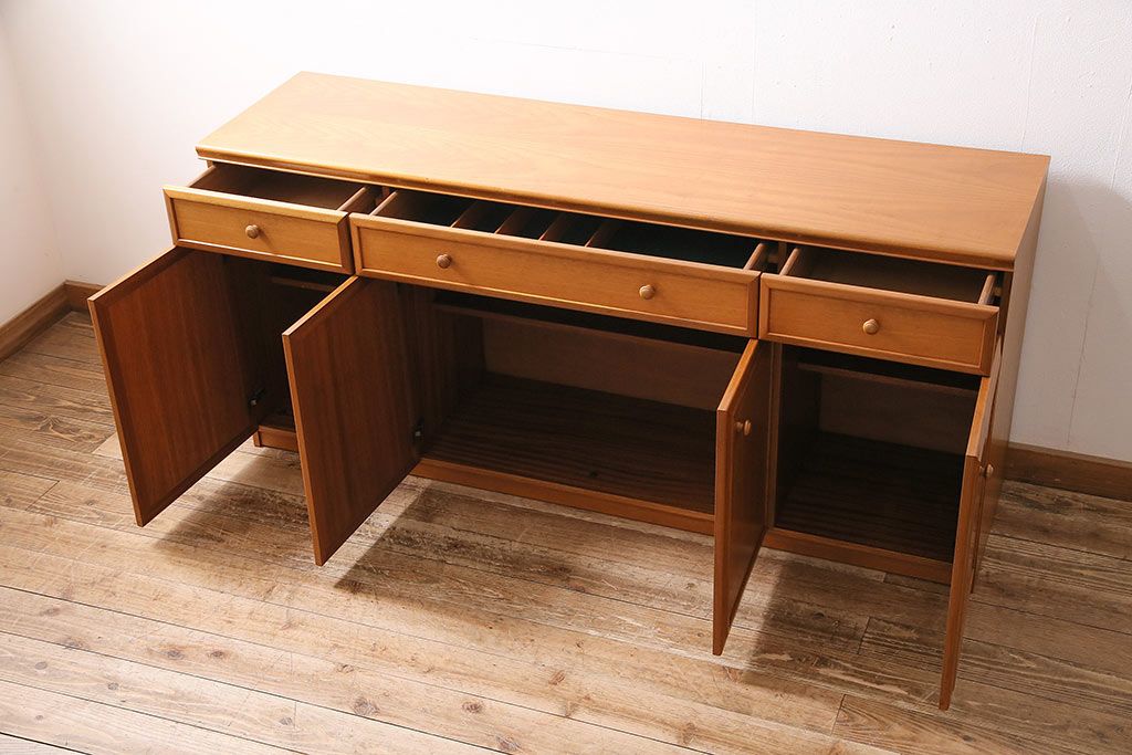 北欧ヴィンテージ　チーク材　木の温かみを感じるどっしりとしたサイドボード(収納棚、ビンテージ)(R-047094)