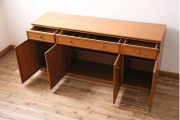 北欧ヴィンテージ　チーク材　木の温かみを感じるどっしりとしたサイドボード(収納棚、ビンテージ)(R-047094)