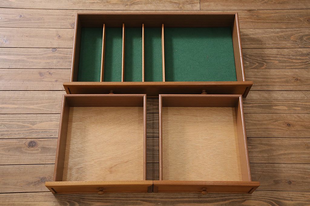 北欧ヴィンテージ　チーク材　木の温かみを感じるどっしりとしたサイドボード(収納棚、ビンテージ)(R-047094)