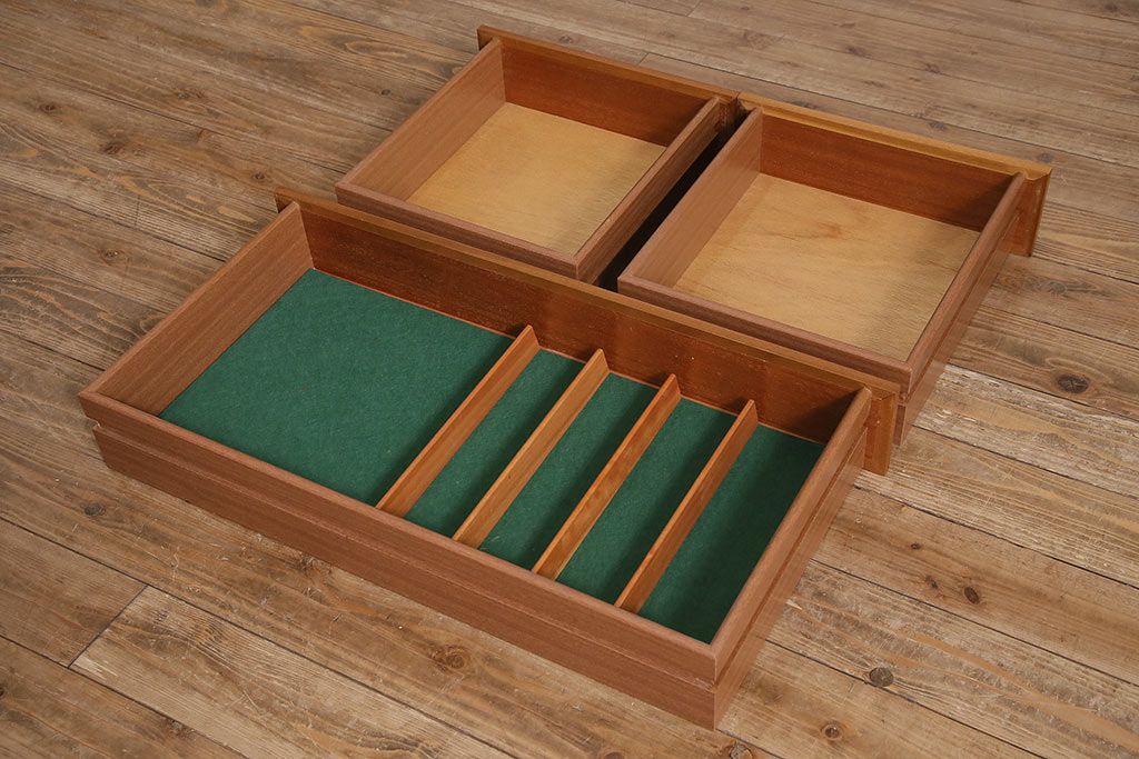 北欧ヴィンテージ　チーク材　木の温かみを感じるどっしりとしたサイドボード(収納棚、ビンテージ)(R-047094)