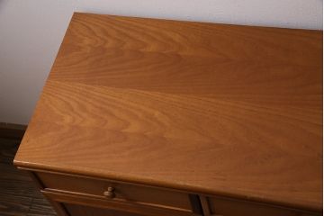 北欧ヴィンテージ　チーク材　木の温かみを感じるどっしりとしたサイドボード(収納棚、ビンテージ)(R-047094)