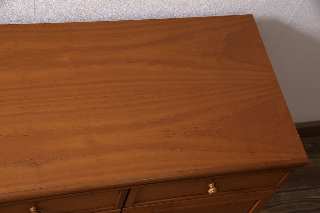 北欧ヴィンテージ　チーク材　木の温かみを感じるどっしりとしたサイドボード(収納棚、ビンテージ)(R-047094)