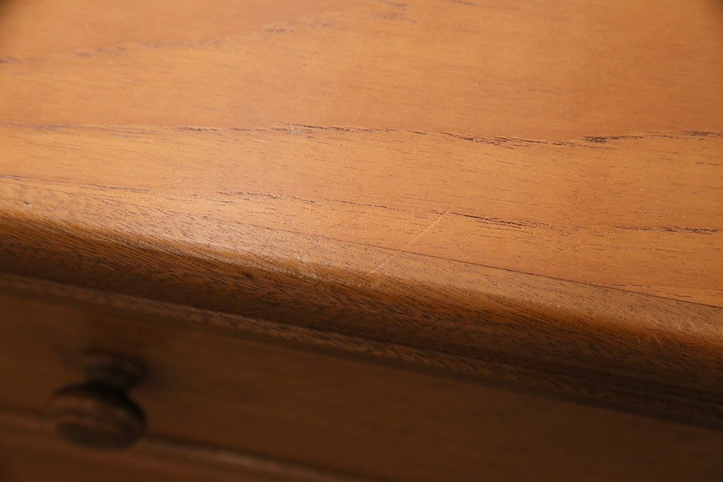 北欧ヴィンテージ　チーク材　木の温かみを感じるどっしりとしたサイドボード(収納棚、ビンテージ)(R-047094)