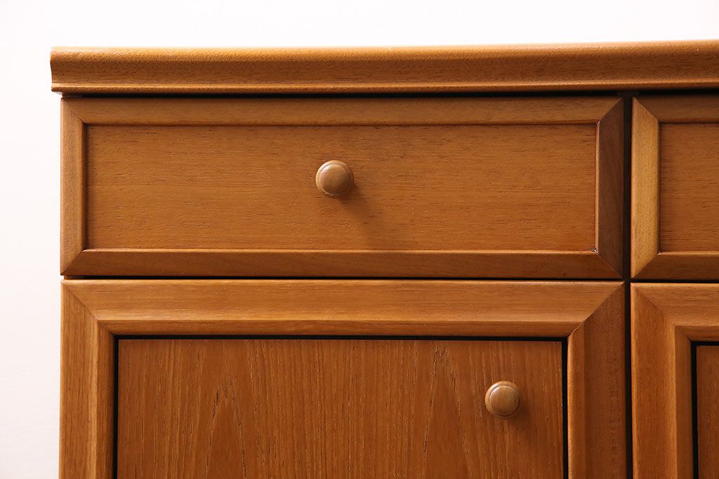 北欧ヴィンテージ　チーク材　木の温かみを感じるどっしりとしたサイドボード(収納棚、ビンテージ)(R-047094)