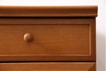 北欧ヴィンテージ　チーク材　木の温かみを感じるどっしりとしたサイドボード(収納棚、ビンテージ)(R-047094)