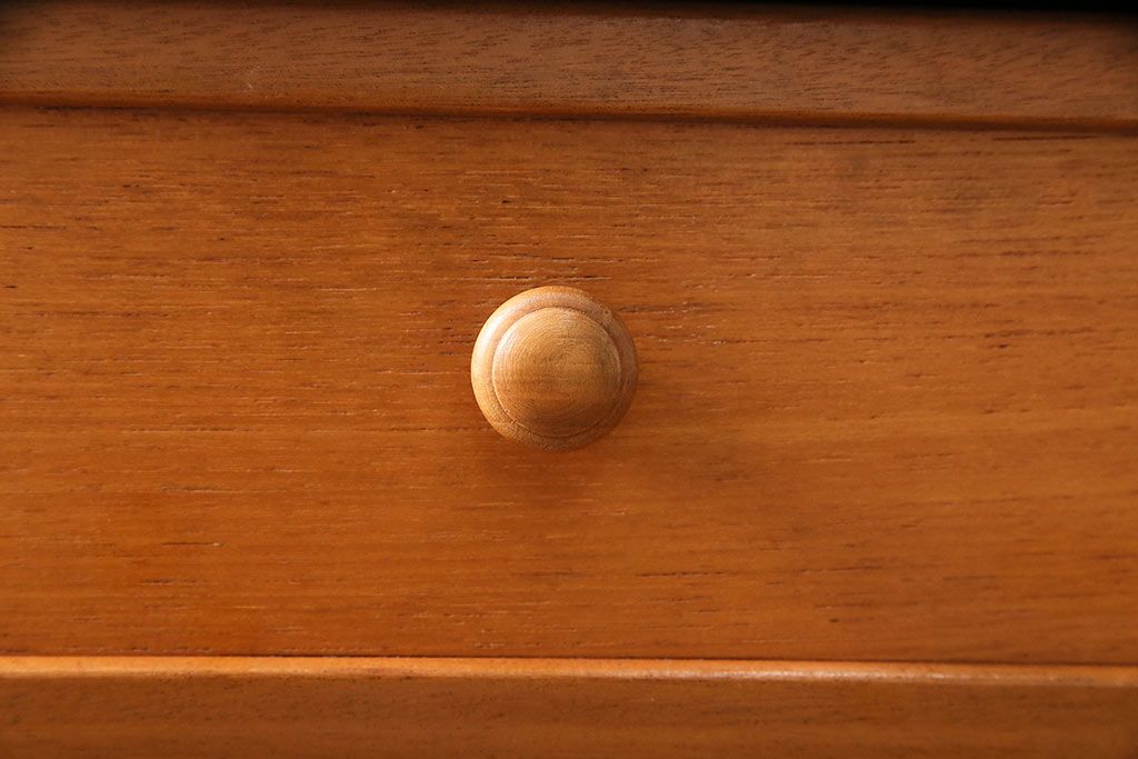 北欧ヴィンテージ　チーク材　木の温かみを感じるどっしりとしたサイドボード(収納棚、ビンテージ)(R-047094)