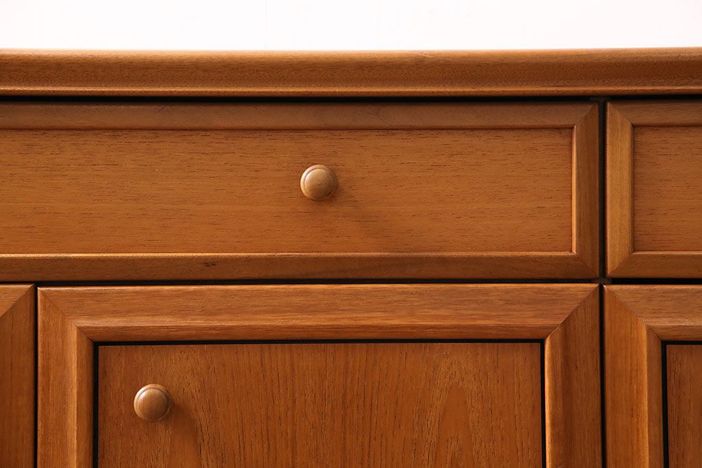 北欧ヴィンテージ　チーク材　木の温かみを感じるどっしりとしたサイドボード(収納棚、ビンテージ)(R-047094)