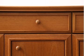 北欧ヴィンテージ　チーク材　木の温かみを感じるどっしりとしたサイドボード(収納棚、ビンテージ)(R-047094)