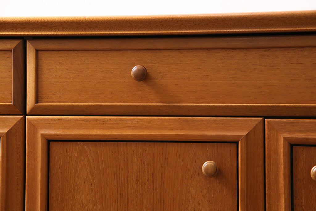 北欧ヴィンテージ　チーク材　木の温かみを感じるどっしりとしたサイドボード(収納棚、ビンテージ)(R-047094)