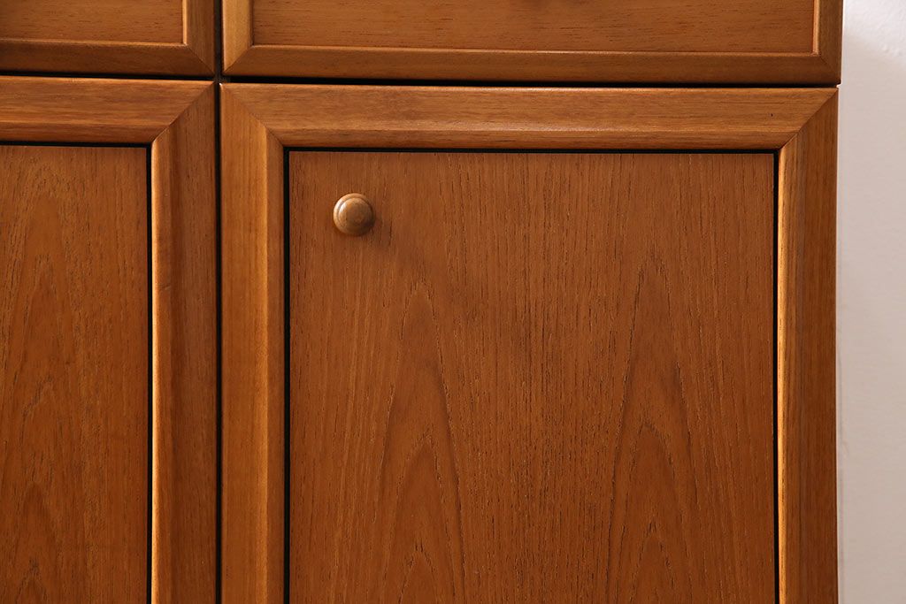 北欧ヴィンテージ　チーク材　木の温かみを感じるどっしりとしたサイドボード(収納棚、ビンテージ)(R-047094)